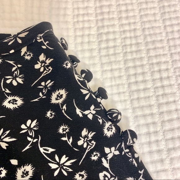 Urban Outfitters Black & White Micro-Floral Shorts - Picture 4 of 5